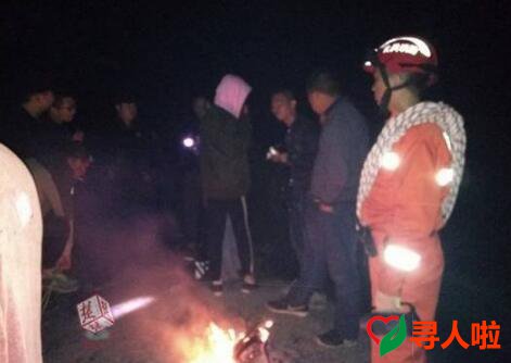 警民放煙花尋人 5位驢友深山看風(fēng)景迷路 警民沿路放煙花尋人